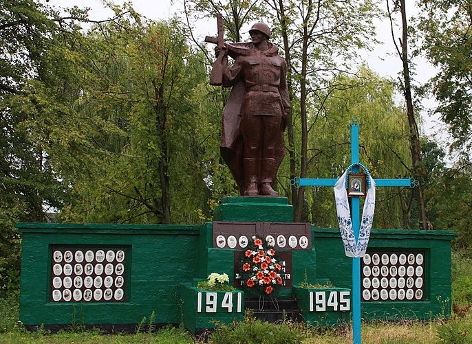 с. Большие Орлинцы Красиловского р-на. Памятник, установленный в честь воинов-односельчан.