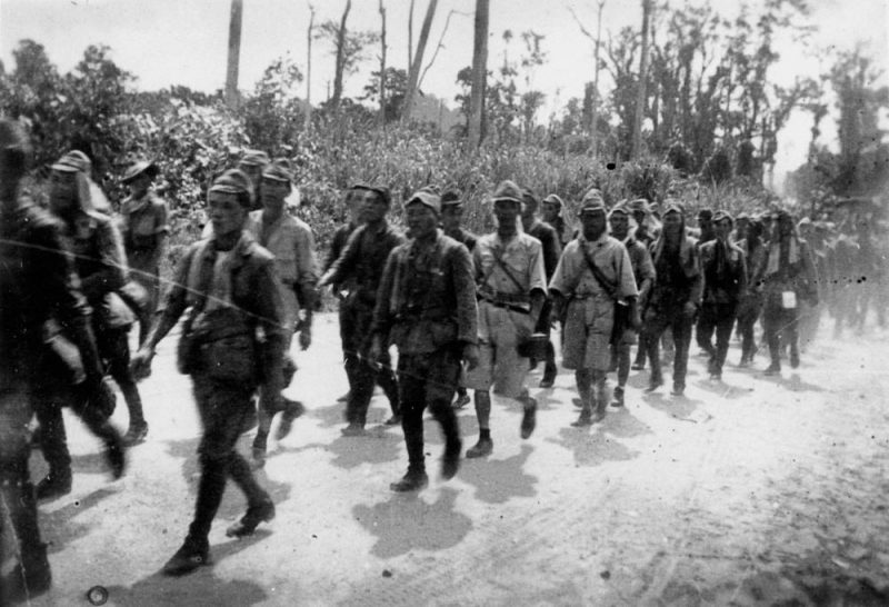 Подразделение японских солдат капитулирует. Бугенвиль, 1945 г.