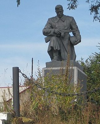 с. Стуфчинцы Хмельницкого р-на. Памятник возле школы, установленный на братской могиле советских воинов.