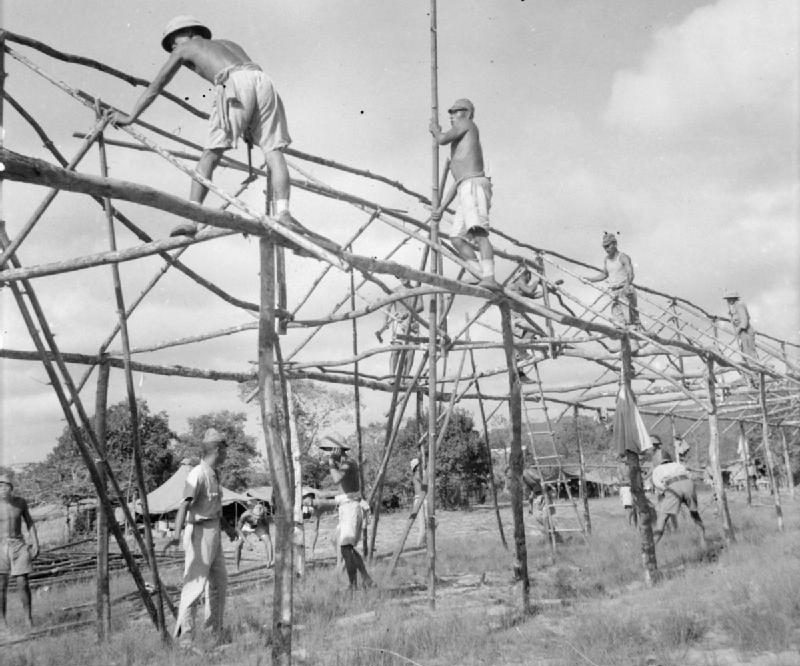 Японские военнопленные строят себе жилые в лагере на мысе Сен-Жак. 1945 г. 