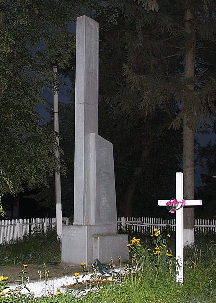 с. Большая Салиха Красиловского р-на. Памятник, установленный в честь воинов-односельчан.