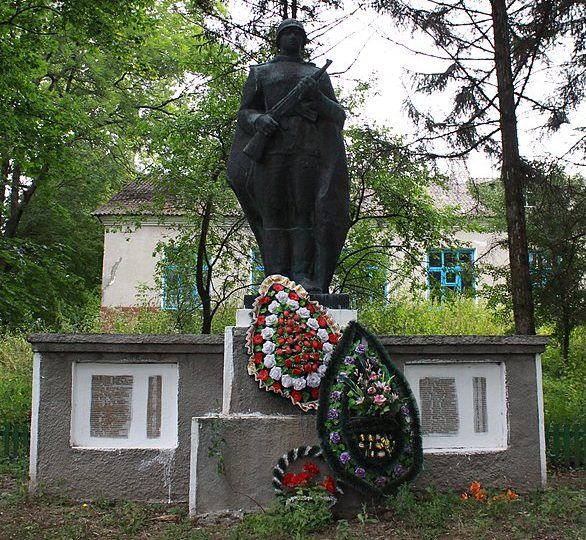 с. Большие Юноши Красиловского р-на. Памятник, установленный в честь воинов-односельчан, погибших в годы войны.