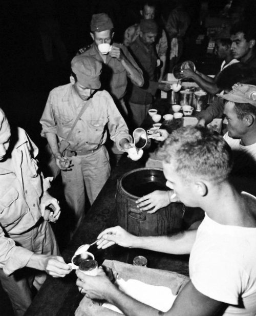 Бывшие военнопленные готовятся покинуть лагерь в Йокосука. Сентябрь 1945 г.