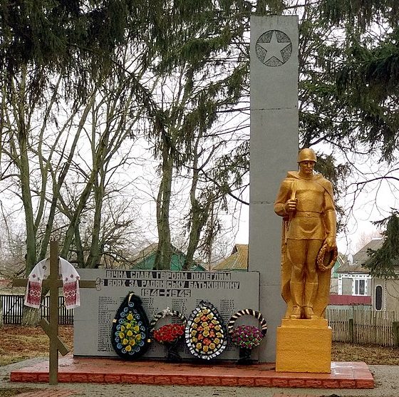 с. Ладыги Староконстантиновского р-на. Памятник, установленный в честь земляков, погибших в годы войны.
