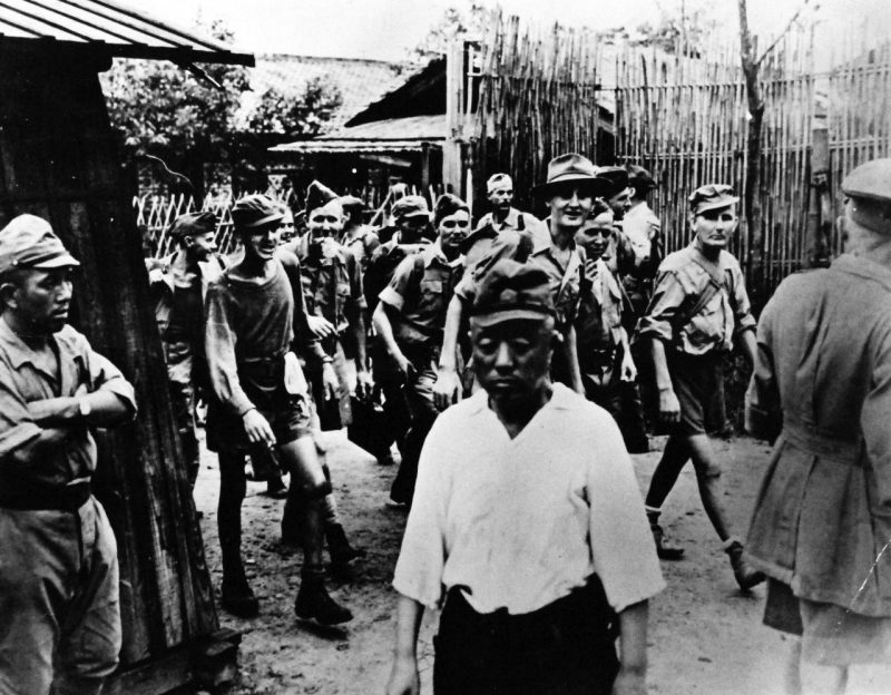 Военнопленные союзников покидают лагерь в Формозе. Сентябрь 1945 г.