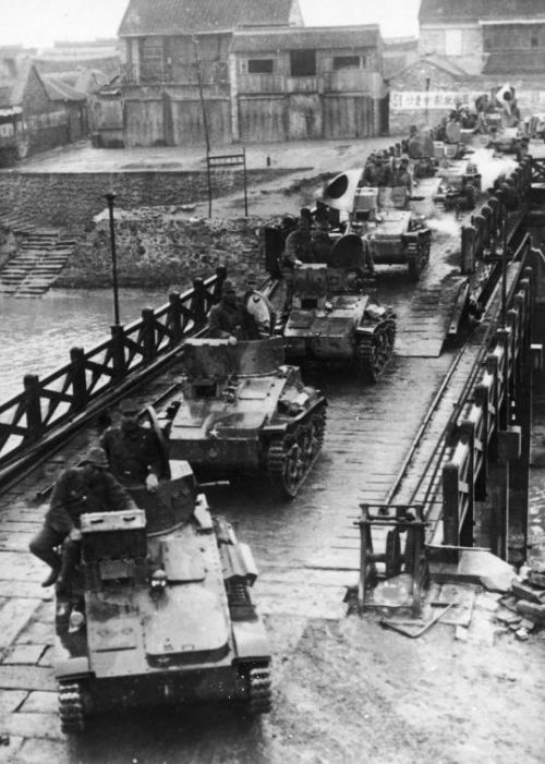 Колонна японских танкеток Тип 94 пересекает мост через реку в Хуаине. 1939 г.