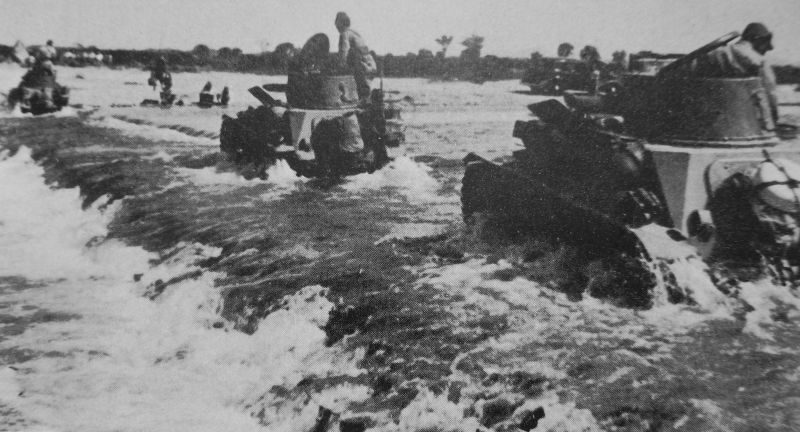 Японские танкетки форсируют реку в китайской провинции Хунань.1939 г. 