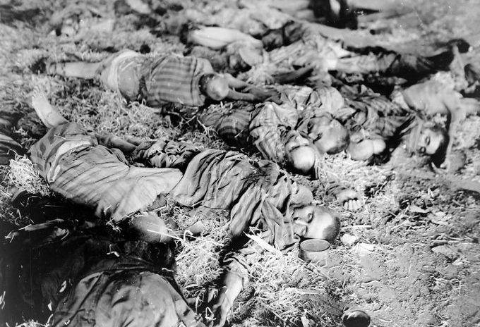 Трупы заключенных после восстания евреев в концлагере Собибор. Октябрь 1943 г. 