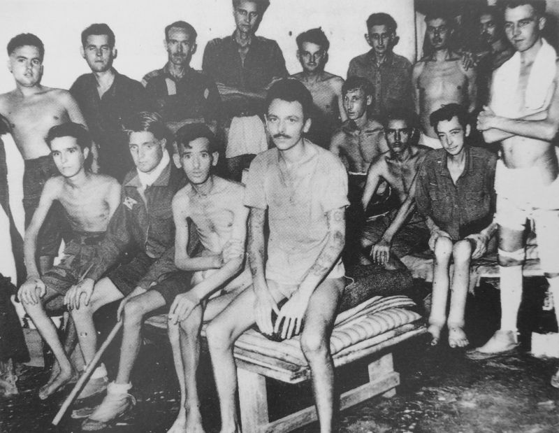 Британские и индийские солдаты, освобожденные из японского плена в Рангуне. 1945 г. 