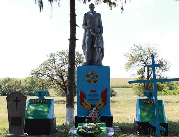 с. Рацыборовка Волочисского р-на. Памятник в честь воинов-односельчан, погибших в годы войны.