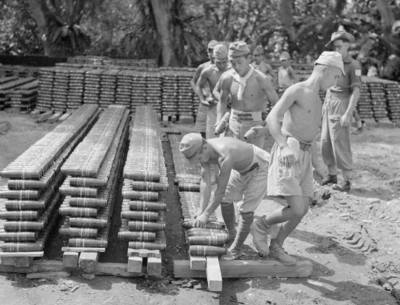 Японские военнопленные выносят снаряды из бывшего японского склада боеприпасов в известняковых пещерах недалеко от Куала-Лумпура. 1945 г.