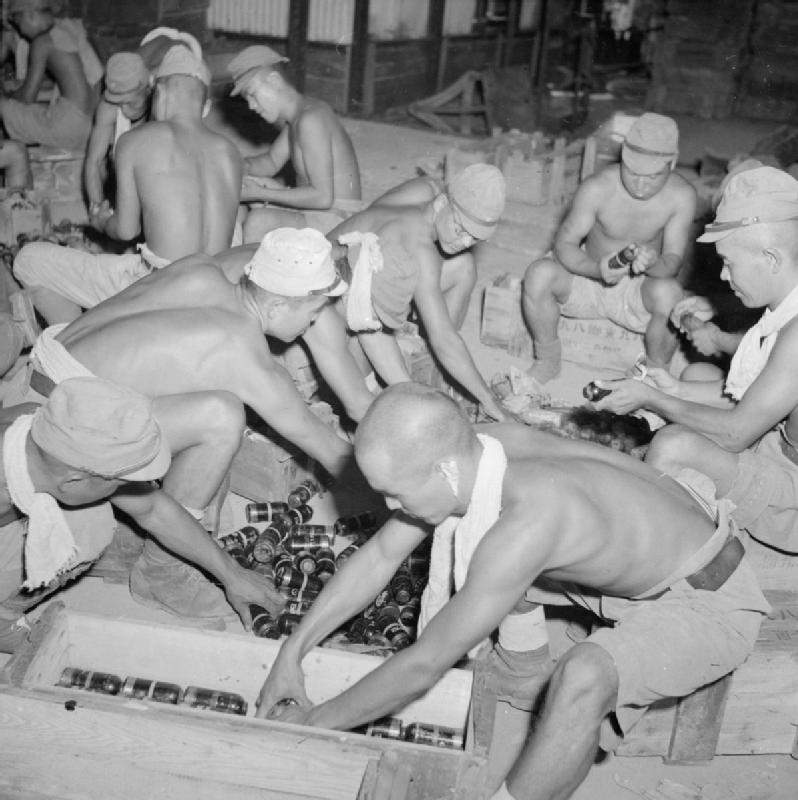 Японские военнопленные сортируют минометные мины на бывшем складе японских боеприпасов недалеко от Куала-Лумпура. 1945 г. 