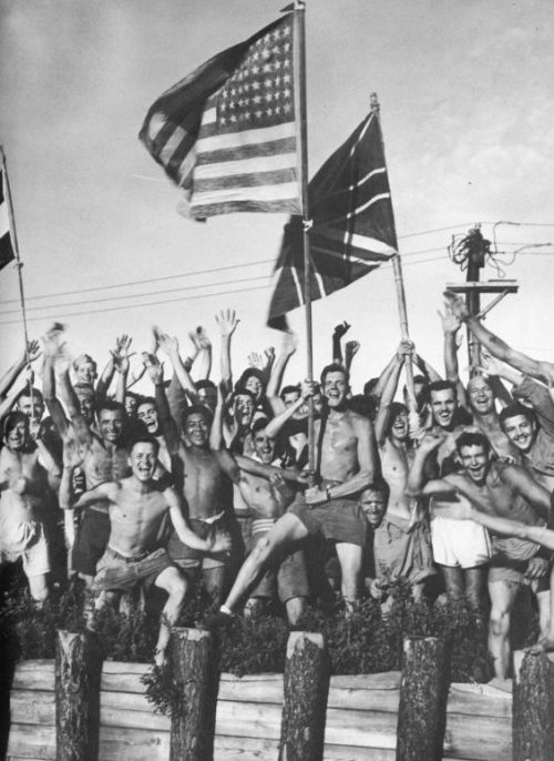 Бывшие заключенные японского лагеря в Аомори радуются капитуляции Японии.1945 г.