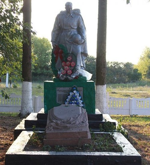 с. Рябиевка Волочисского р-на. Памятник, установленный в честь воинов-односельчан.