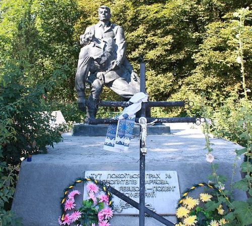 с. Сарнов Волочисского р-на. Памятник, установленный на братской могиле советских воинов и памятный знак в честь односельчан.