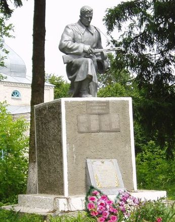 с. Шпичинцы Хмельницкого р-на. Памятник, установленный на братской могиле воинов, погибших при освобождении села. 