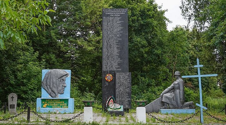 с. Соломна Волочисского р-на. Мемориал советским воинам и памятный знак погибшим односельчанам. 
