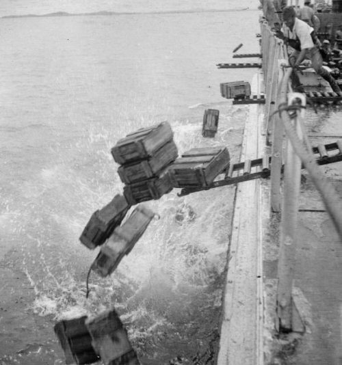 Японские военнопленные грузят остатки своих боеприпасов для затопления в море. 1945 г.