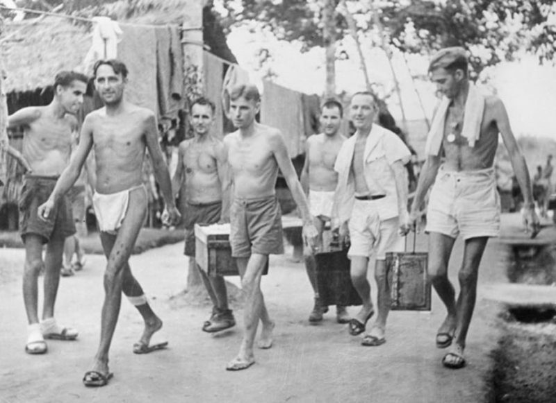 Освобожденные австралийские заключенные раздают рисовый паек сокамерникам. Паканбаро, Суматра. 1945 г.