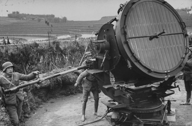 Китайский расчет зенитного прожектора готовится к отражению японского авианалета на Чунгкинг. 1939 г. 