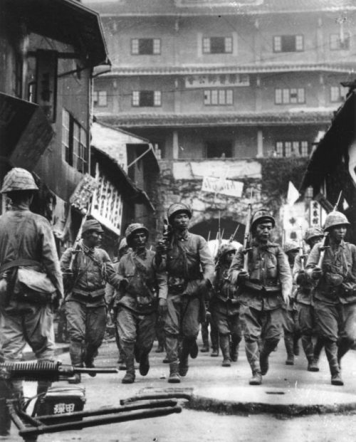 Японские войска на марше в китайском городе Нинбо. Май 1941 г.