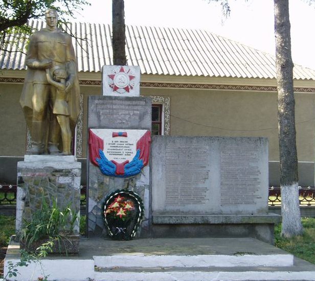 с. Андреевка Чемеровецкого р-на. Памятник, установленный в честь погибших односельчан. 
