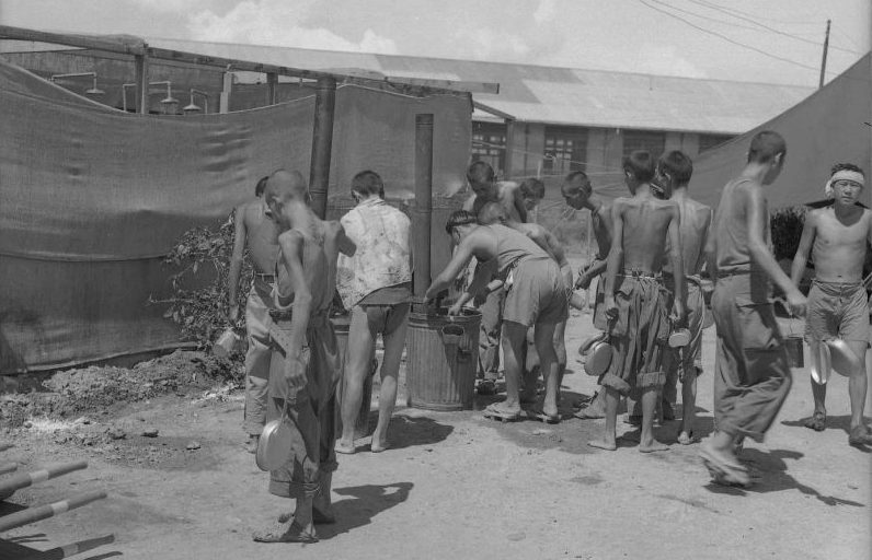 Японские пленные получают обед в лагере Билибид в Маниле. 1945 г. 