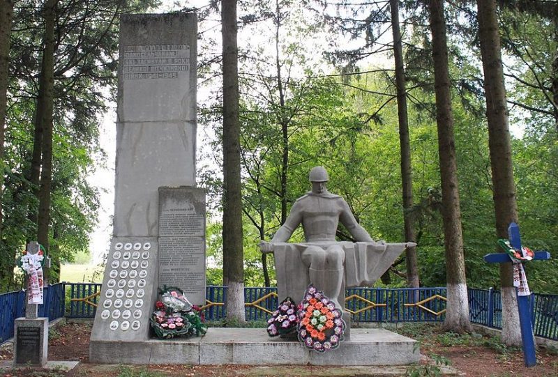 с. Червоний Кут Волочисского р-на. Памятник, установленный в честь воинов-односельчан, погибших в годы войны.
