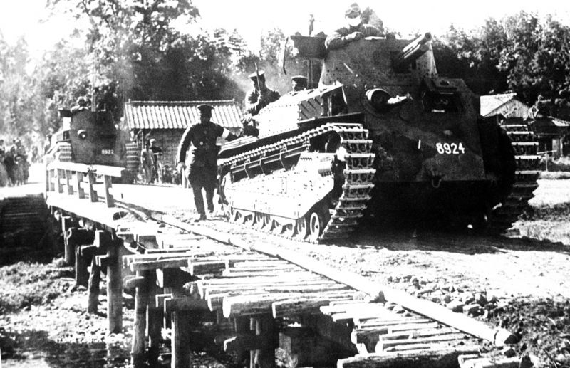 Японские танки «Йи-Го» двигаются по мосту в Китае. Июнь 1941 г. 