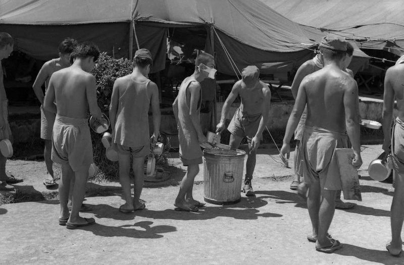 Японские пленные получают обед в лагере Билибид в Маниле. 1945 г. 