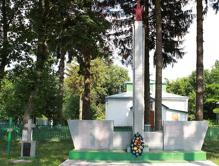 с. Чухели Волочисского р-на. Памятник в честь воинов-односельчан, погибших в годы войны.