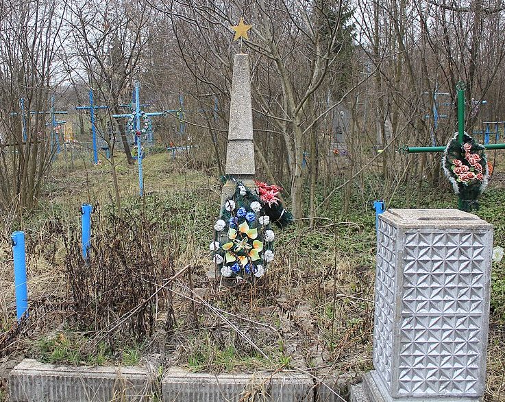 с. Западинцы Красиловского р-на. Братская могила советских воинов на кладбище.