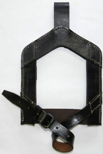Чехол рамочный кожаный для пятиугольной пехотной лопатки.