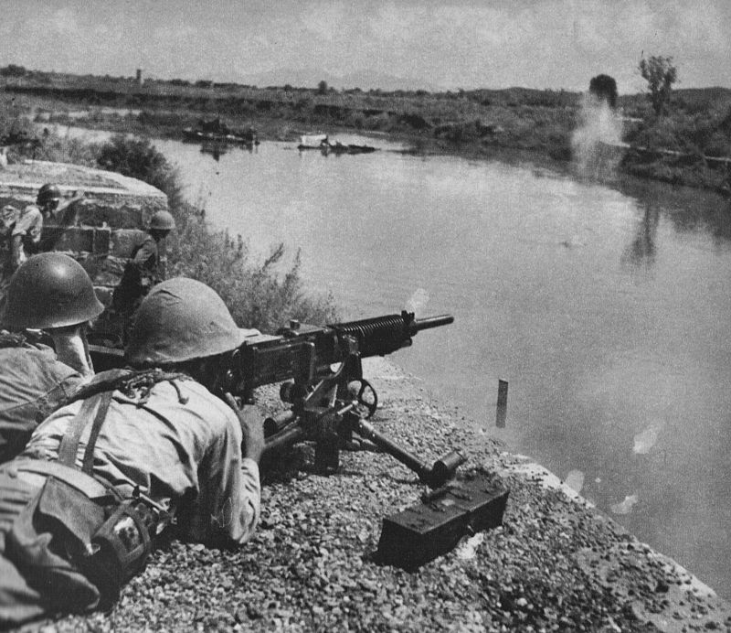 Японские солдаты c пулеметом «Тайшо» около реки Miluo в области Хунани. 23 сентября 1941 г.