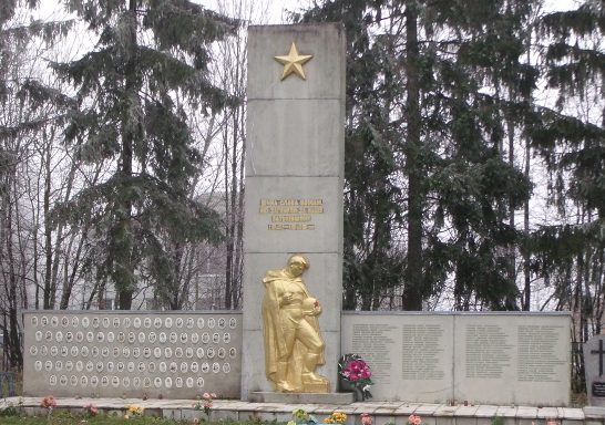 с. Шмырки Волочисского р-на. Памятник, установленный в честь погибшим односельчан. 
