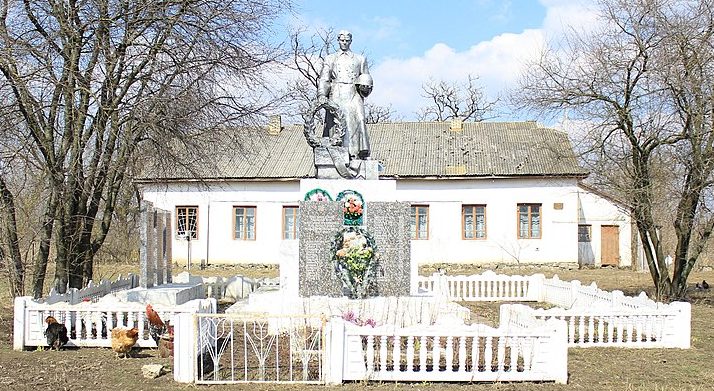 с. Зарудье Красиловского р-на. Памятник, установленный на братской могиле советских воинов.