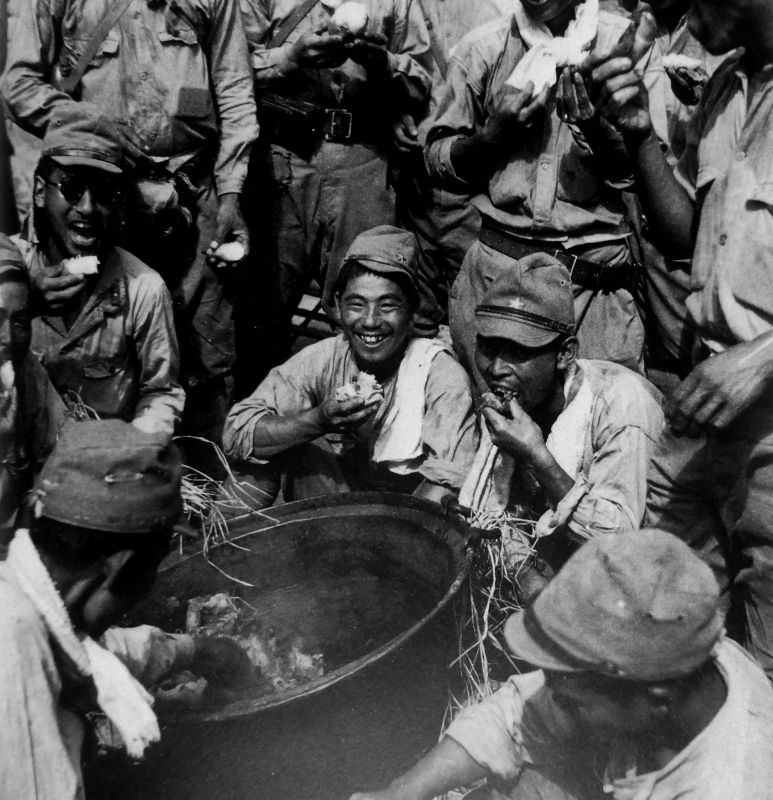 Японские солдаты едят на привале у города Чанша в китайской провинции Хунань. Декабрь 1941 г. 