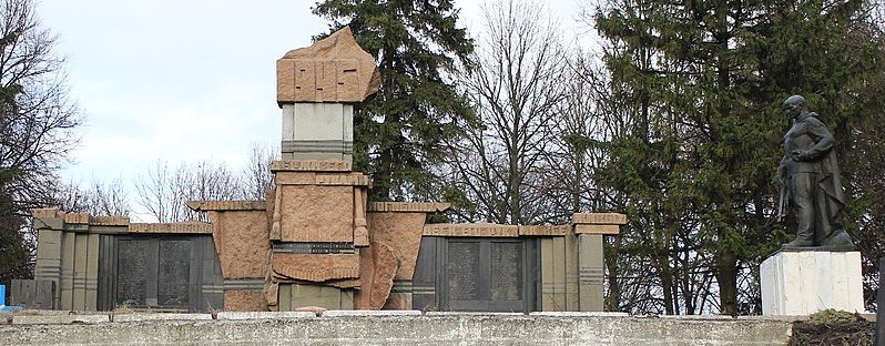 с. Залучное Красиловского р-на. Памятник, установленный в честь воинов-односельчан.
