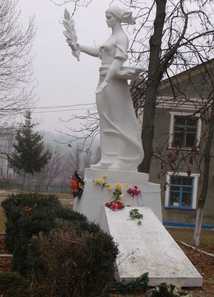 с. Жабинцы Чемеровецкого р-на. Памятник погибшим односельчанам, погибшим в годы войны. 