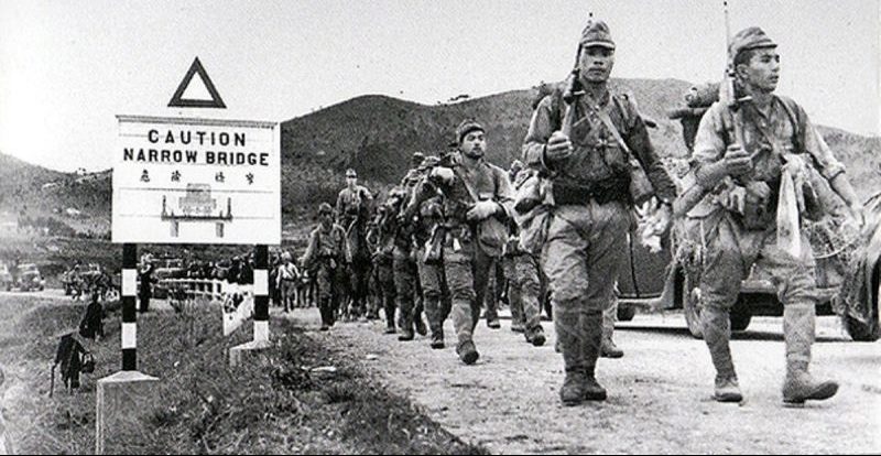 Японские пехотинцы на марше в ходе наступления на Гонконг. Декабрь 1941 г. 