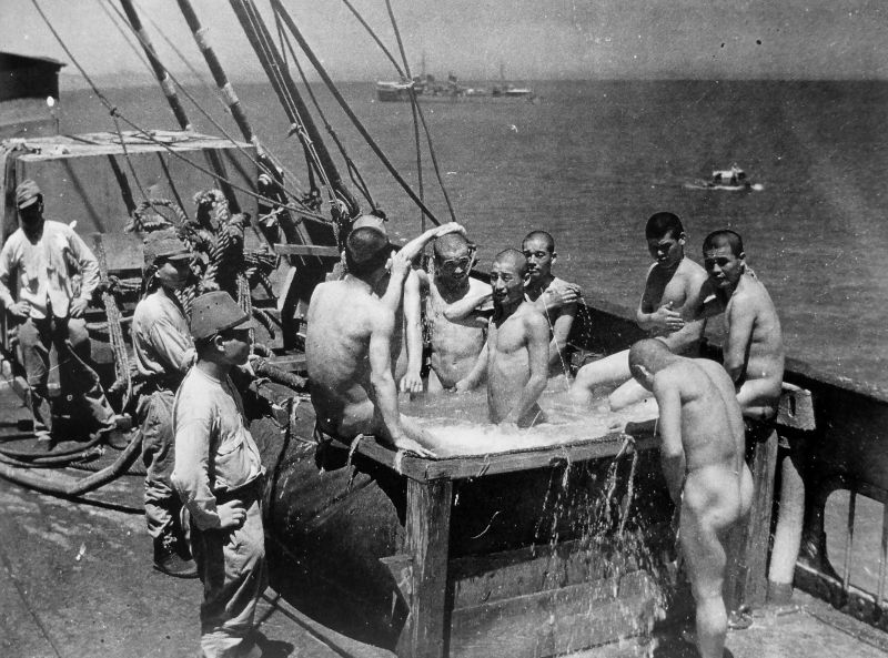 Японские солдаты моются на борту судна перед высадкой на побережье Китая. 1941 г. 