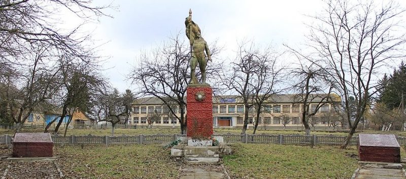с. Котюржинцы Красиловского р-на. Мемориал, установленный на братской могиле советских воинов и памятный знак в честь погибших односельчан.
