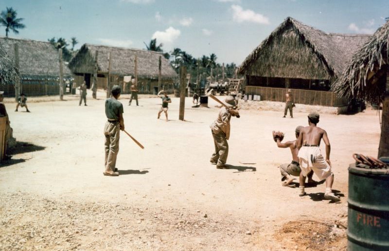 Японские военнопленные играют в бейсбол в лагере на Гуаме. 1945 г. 