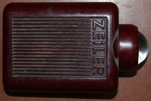 Батарейный фонарь «Zeiler №4350 D.R.P.» в бакелитовом корпусе с линзой.