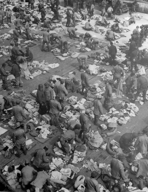 Американцы осматривают вещи японских военнопленных в городе Пусан перед репатриацией в Японию. 1945 г.
