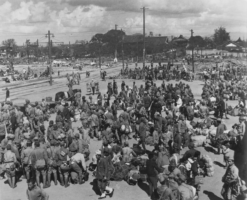 Японские военнопленные в городе Пусан перед репатриацией в Японию.1945 г.