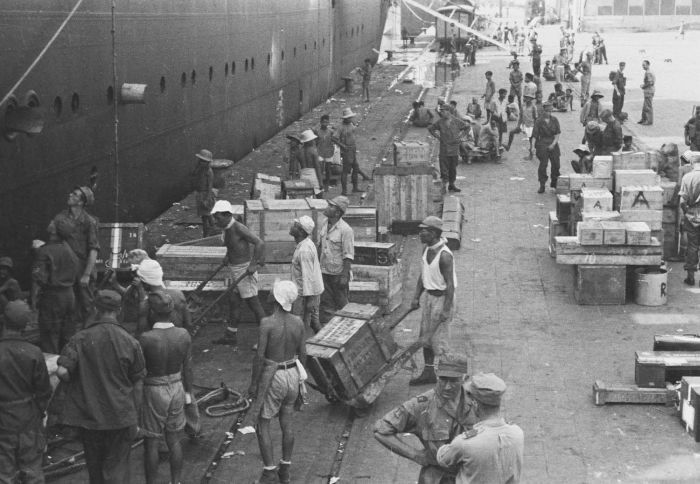 Разгрузка судна японскими военнопленными. 1946 г. 