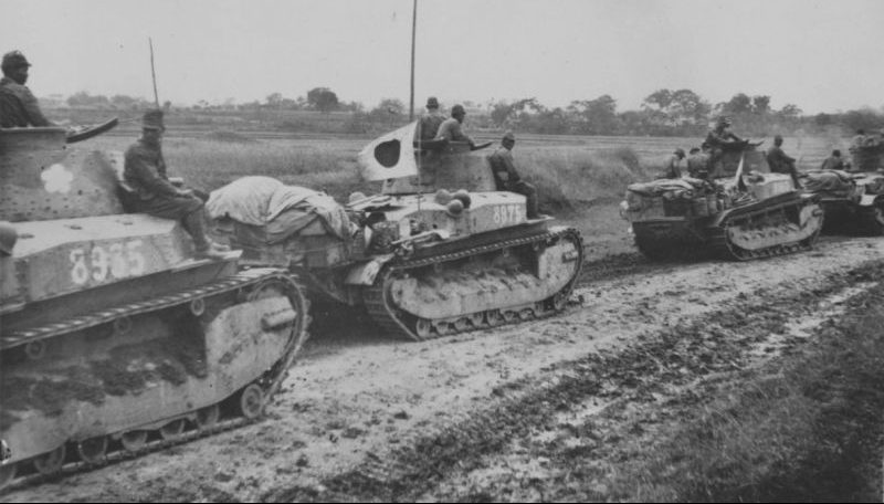 Колонна японских танков «Йи-Го» (Тип 89) на дороге в Китае. 1942 г. 