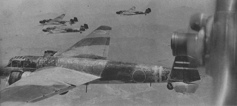 Японские бомбардировщики Мицубиси G3M в полете над территорией Китая. 1942 г. 