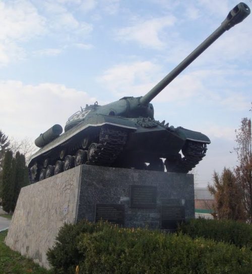 г. Чемеровцы. Танк-памятник, установленный в честь освободителей.